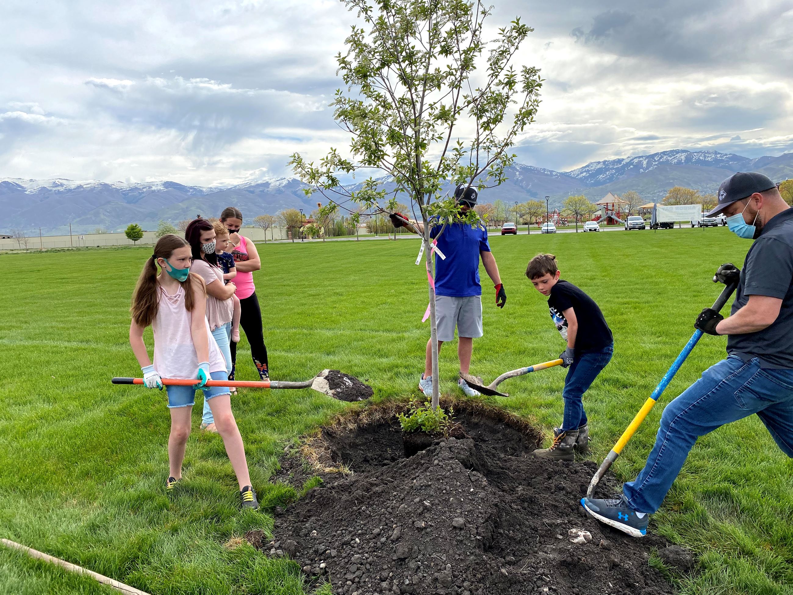 IMG_6941 Family kids shoveling incl Jon R